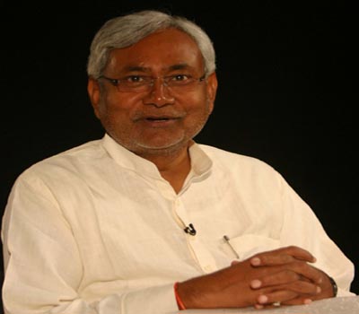 jitanmanjhisubmitsresignation;nitishkumarapologisesforquittingearlier